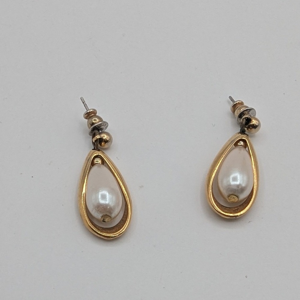 Vintage Gold Tone Faux Pearl Teardrop Dangle Drop Earrings Classic Elegant 1in